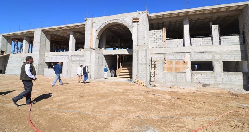 Rector de la UABCS y Gobernador de BCS supervisan avances en la construcción de la primera sede universitaria en La Ribera