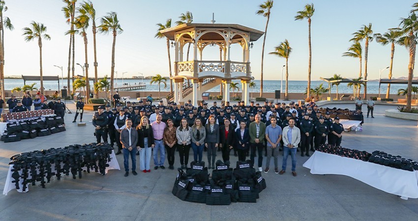 Alcaldesa de La Paz entrega equipo de trabajo a Policías Municipales