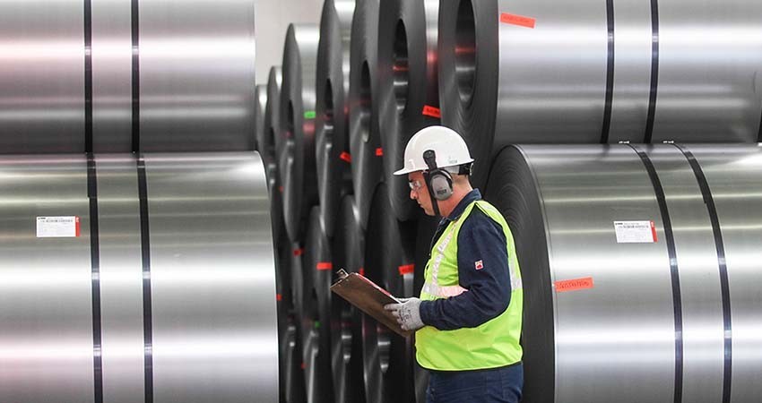 Trump firma decretos que imponen aranceles al acero y aluminio; analiza imponer impuestos a autos y chips informáticos