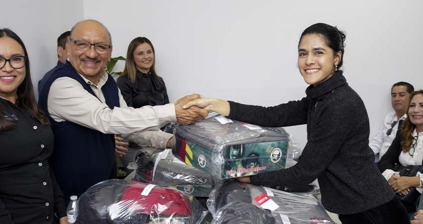 Apoya el Gobierno estatal a trabajadores del CECYTE con la entrega de uniformes