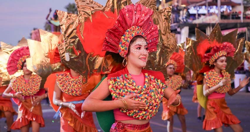 Color, alegría y baile en el primer desfile del Carnaval La Paz 2025