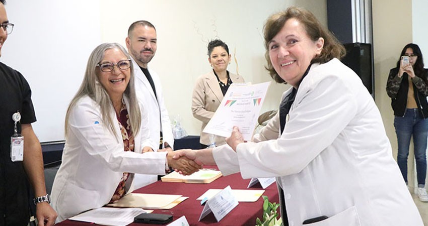 Reconoce el Gobierno del Estado a médicos que desempeñan labores docentes en el Hospital Salvatierra