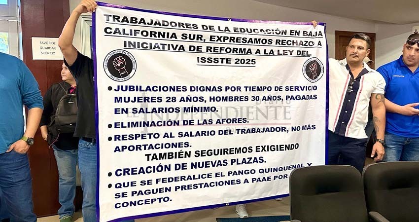Maestros de BCS se manifiestan contra la reforma de la Ley del ISSSTE; exigen mesas de diálogo
