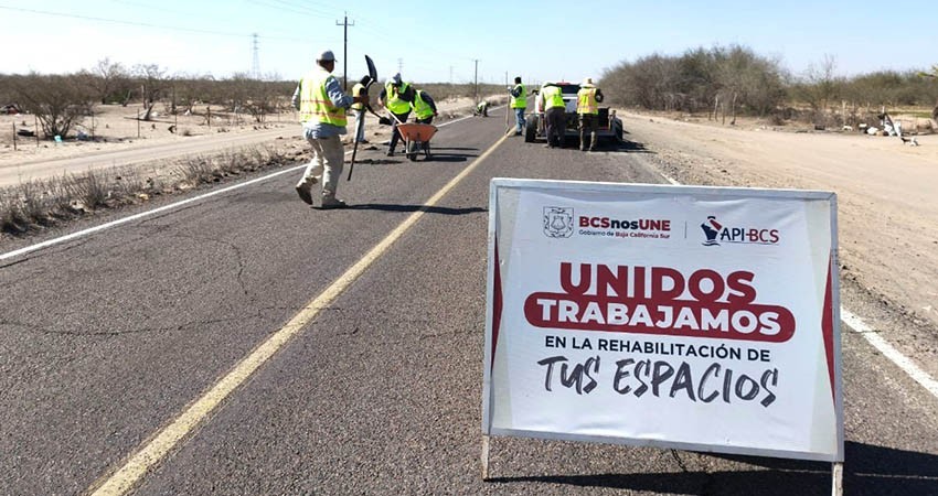 API-BCS aplica programa de bacheo en la carretera Cd Constitución-Puerto San Carlos