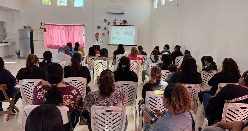 Más de 200 mujeres reciben capacitación en educación financiera en La Paz