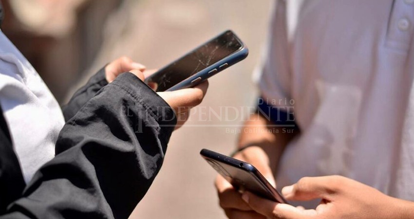 Padres de Familia en BCS respaldan iniciativa para prohibir celulares en horario escolar
