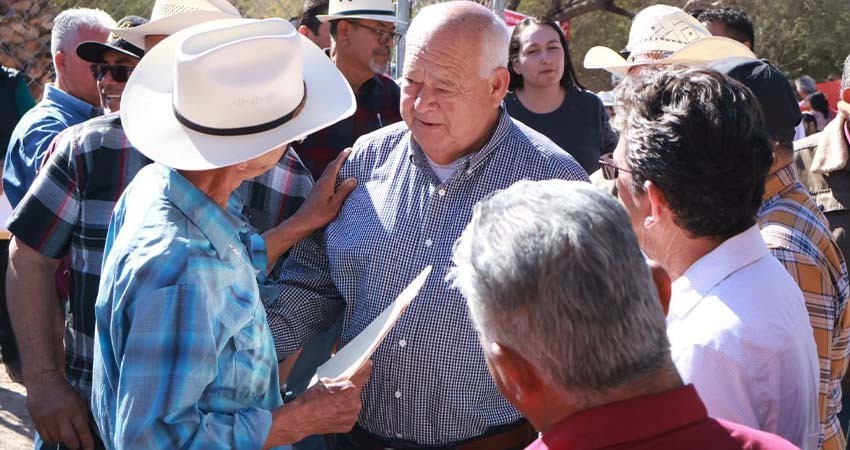 El gobernador Víctor Castro beneficia con más apoyos a productores de Mulegé