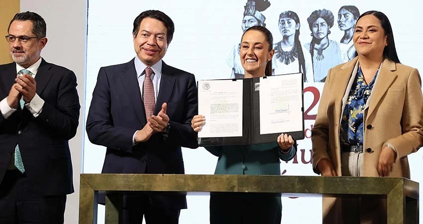 Sheinbaum firma la reforma que prohíbe la siembra de maíz transgénico