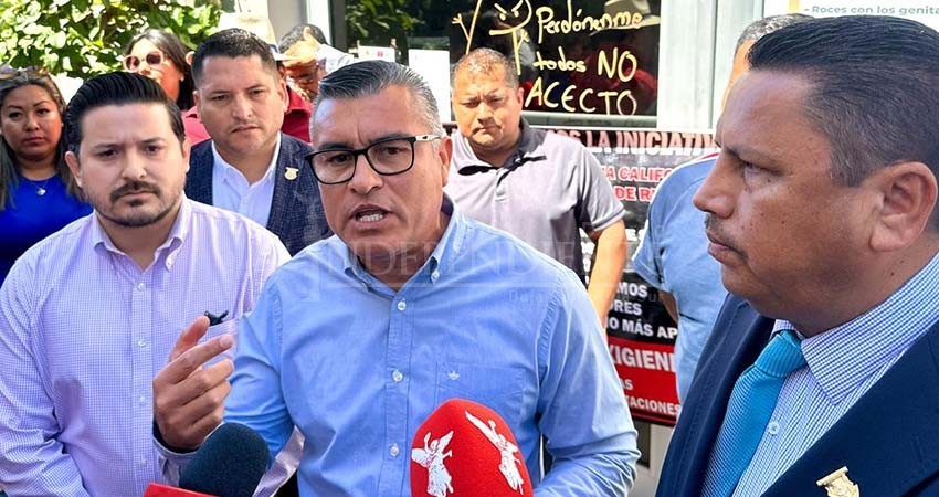 "Nos juegan el dedo en la boca": Maestros bloquean congreso en protesta contra reforma al ISSSTE
