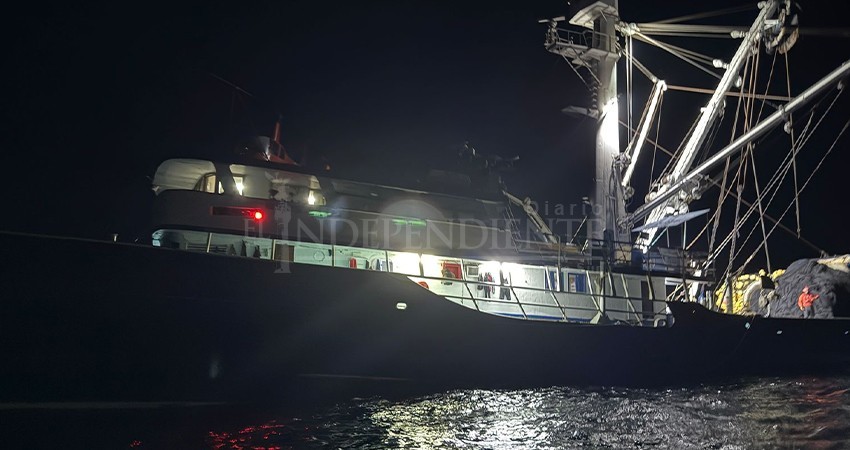 Secretaría de Marina en Los Cabos, rescata a navegante tras caer de su embarcación