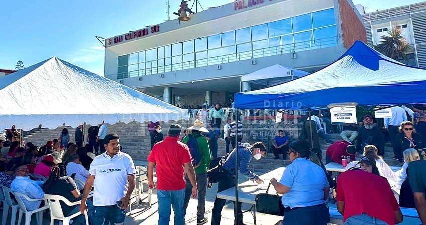 Burócratas de BCS inconformes por incumplimiento salarial piden la intervención de Claudia Sheinbaum