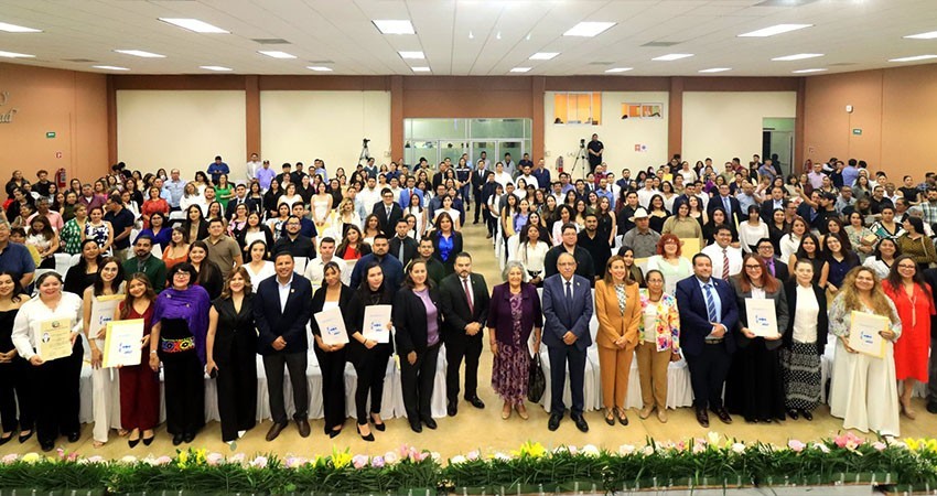 UABCS entrega títulos y grados académicos a 187 egresados