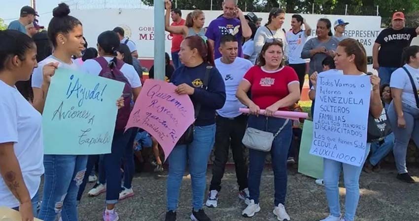Venezolanos exigen avión para regresar a su país; no quieren trabajar de barrenderos en México
