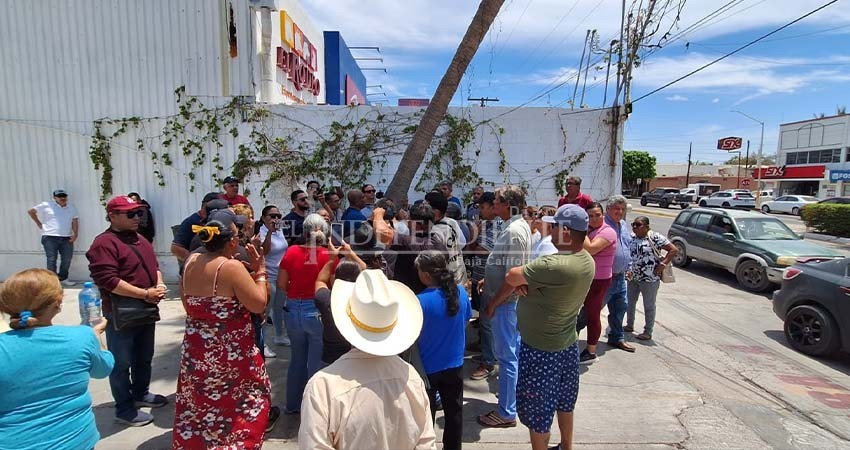 Ciudadanos protestan contra la inmobiliaria Zapata por venderles terrenos que no pueden regula-rizar