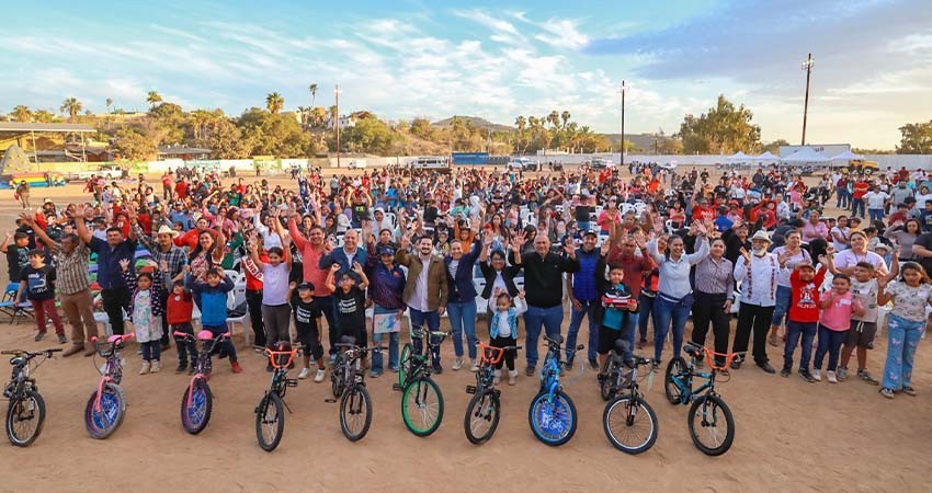 Encabeza Milena Quiroga el festival de la niñez en El Pescadero