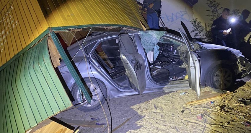 Joven se estrella contra un puesto de café