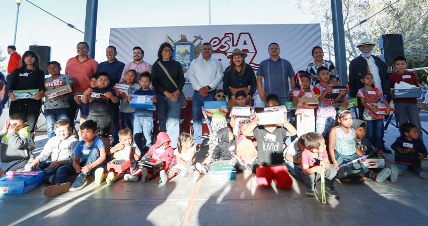Entrega la alcaldesa de La Paz calzado a niñas y niños de El Carrizal