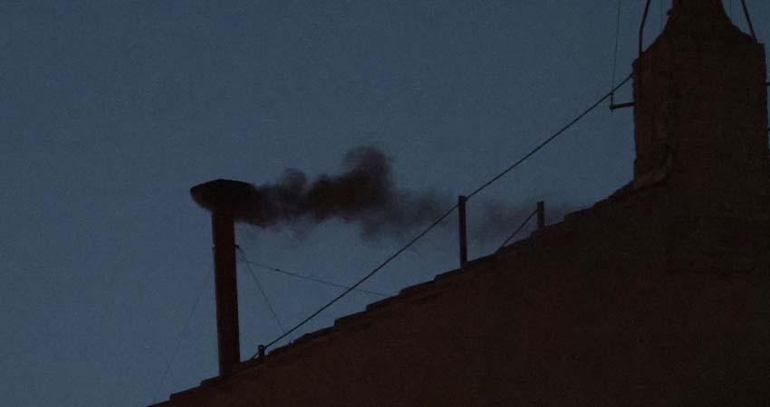 La primera votación de los cardenales concluye sin elegir a un papa