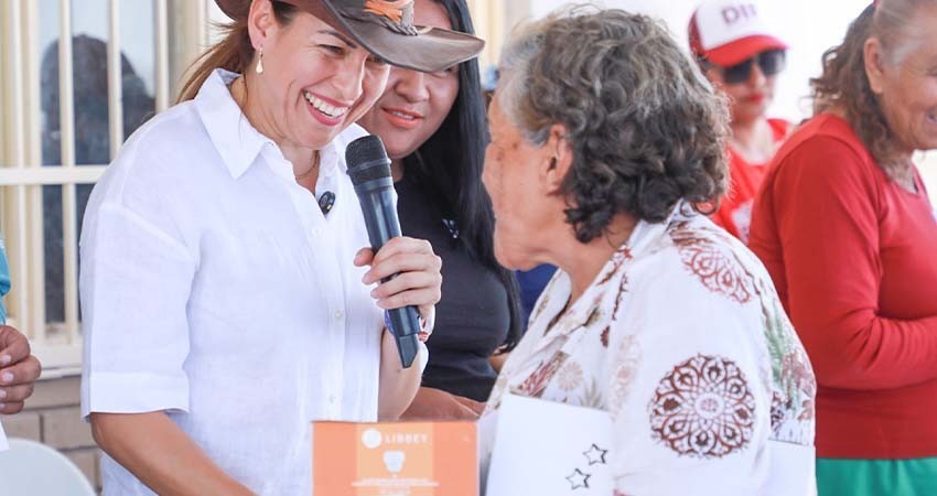 Milena Quiroga celebra con las mamás de la zona rural