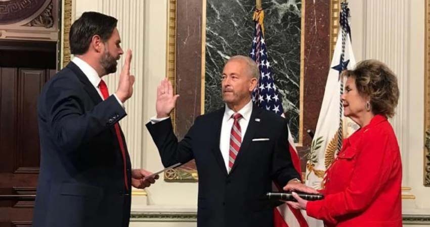 Ronald Johnson toma protesta como embajador de EU en México; alista próxima llegada