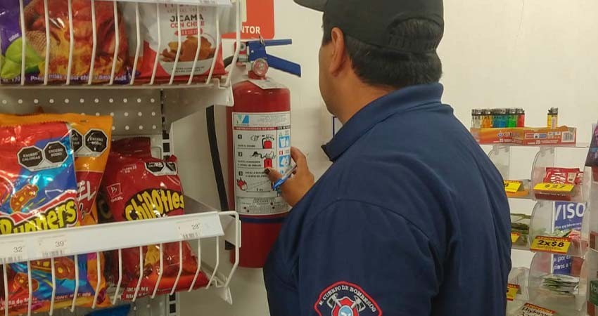 Bomberos de La Paz verifican medidas de seguridad en comercios y centros de trabajos