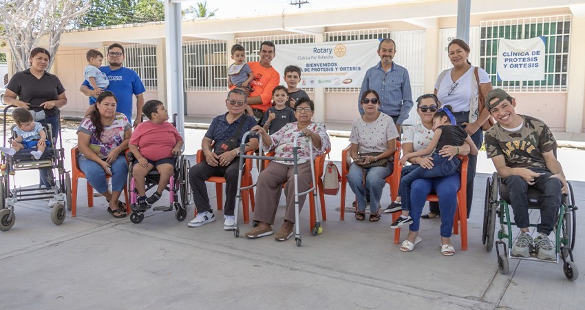 Más de 300 sillas de ruedas fueron entregadas a niñas y niños de La Paz