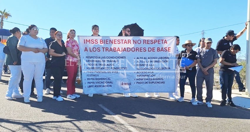 Trabajadores de la salud bloquean acceso al Centro de Convenciones de La Paz,
