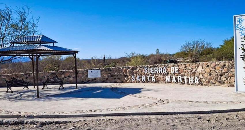Instalan señaléticas para impulsar el turismo rupestre en la Sierra de Santa Martha