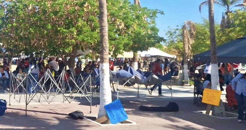 Trabajadores de la educación realizan plantón en la SEP