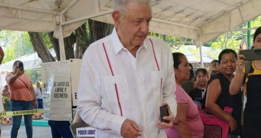 AMLO reaparece tras 8 meses y vota en elección judicial