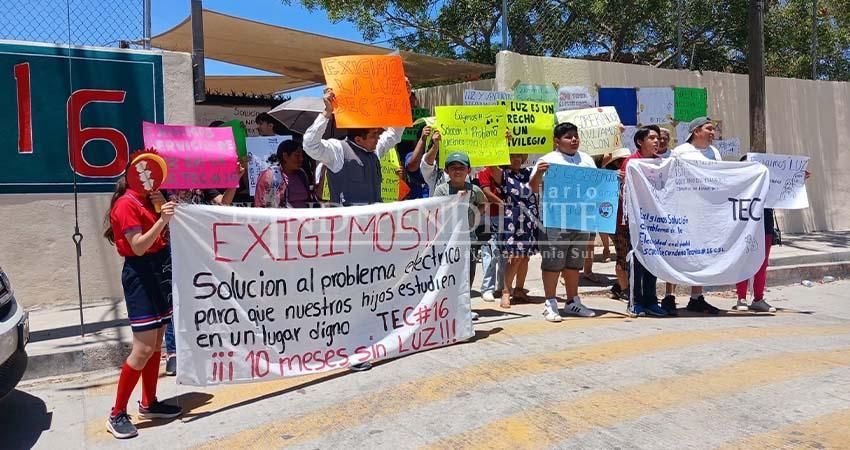 De nuevo, protestan padres de familia de la Secundaria Técnica 16 en CSL