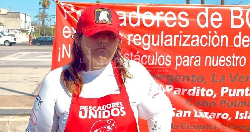 "No somos huachicoleros, somos pescadores": protestan con pescado asado frente al Gobierno Estatal