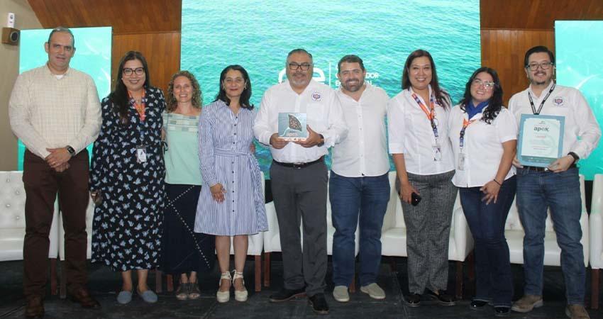 Empresas y organizaciones comprometidas con el aprendizaje reciben el distintivo APEX