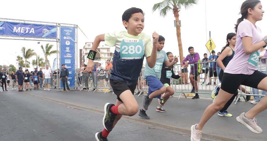 Participan 300 corredores en la Carrera del Día de la Marina 2025