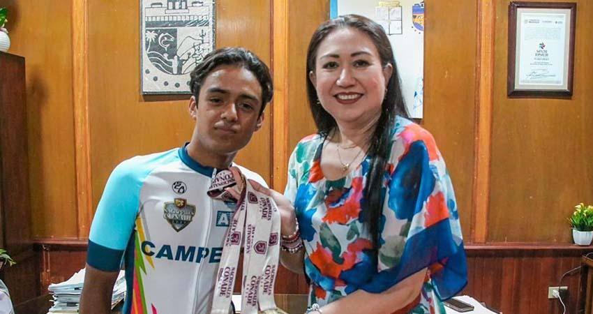 Alcaldesa de Mulegé reconoce a Israel Medina por su histórica participación en ciclismo nacional