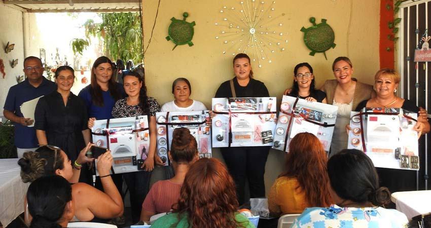 Inician cursos gratuitos de aplicación de uñas beneficiando a más de 50 mujeres