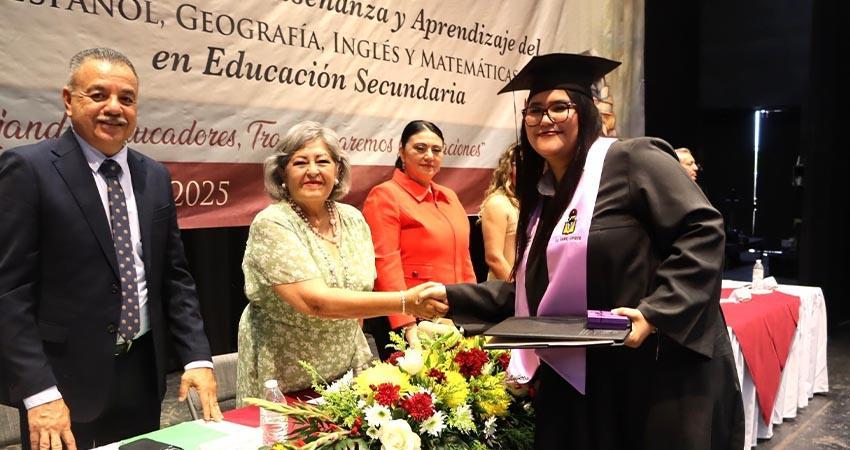 Entrega SEP 98 títulos profesionales a personas egresadas de la Escuela Normal Superior de BCS