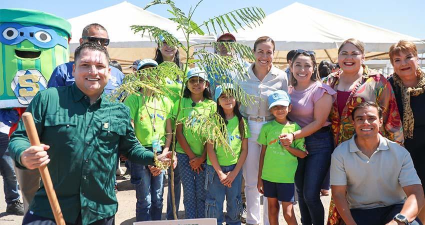 Encabeza Milena Quiroga la siembra de árboles en el Palacio Municipal de La Paz