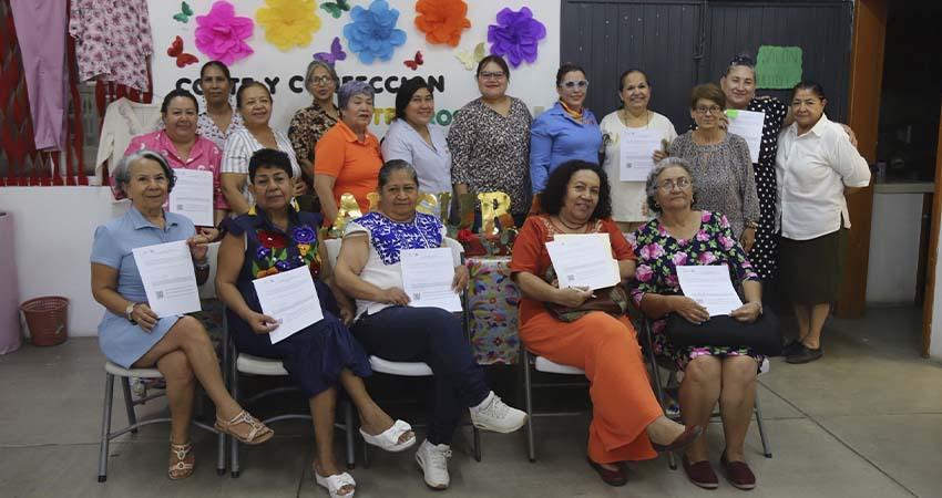Concluyen cursos en Centros de Desarrollo Comunitario del DIF La Paz