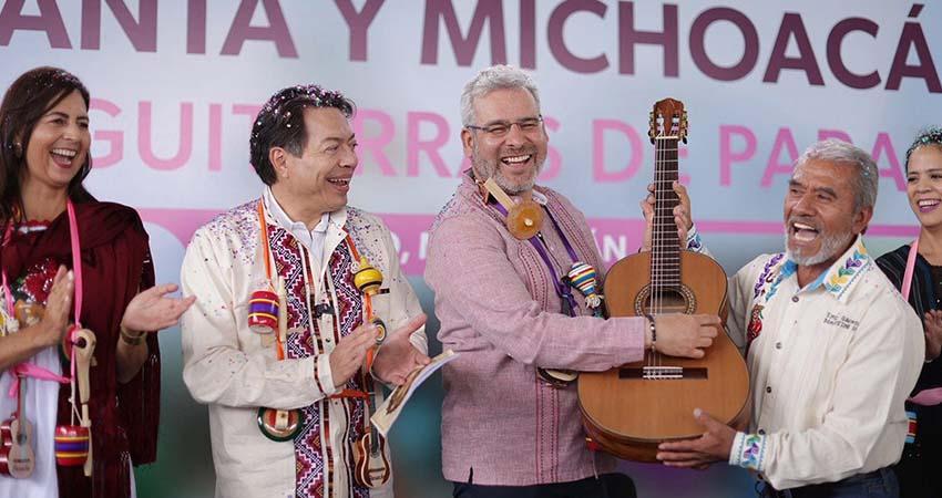Distribuirán 10 mil guitarras en secundarias para apoyar a artesanos de Paracho