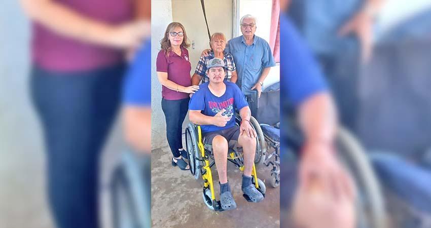 Entrega la beneficencia pública, sillas de ruedas a personas vulnerables