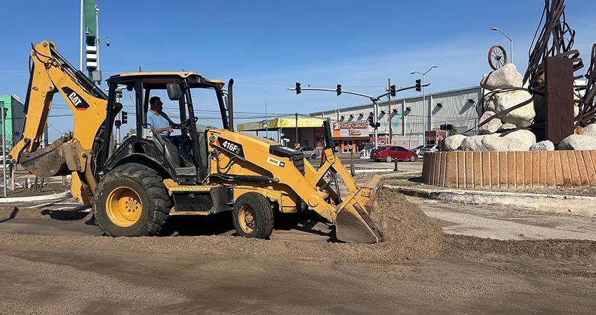 Mantienen acciones de limpieza en vialidades de La Paz por acumulación de tierra