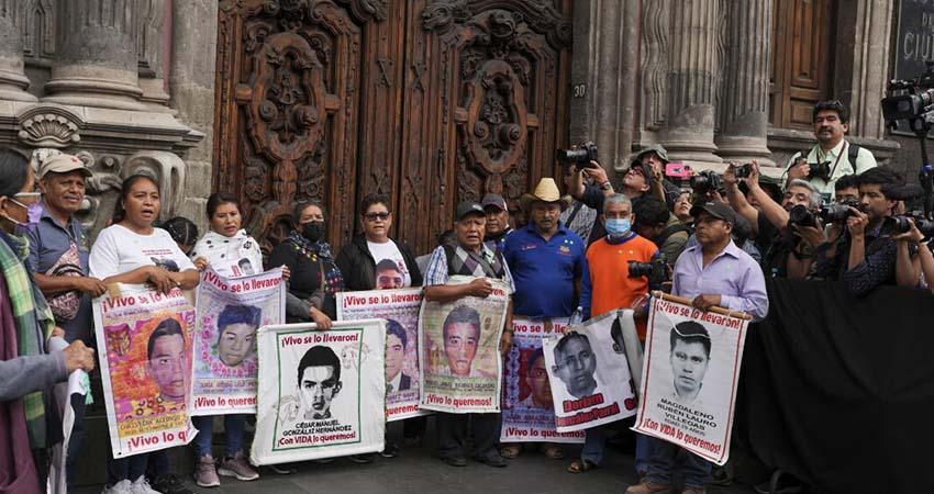 Familiares de estudiantes de Ayotzinapa critican falta de avances tras reunión con Sheinbaum
