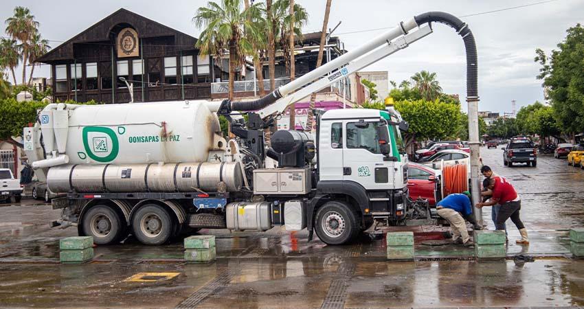 OOMSAPAS La Paz refuerza acciones de bacheo, desazolve y restablecimiento del servicio de agua