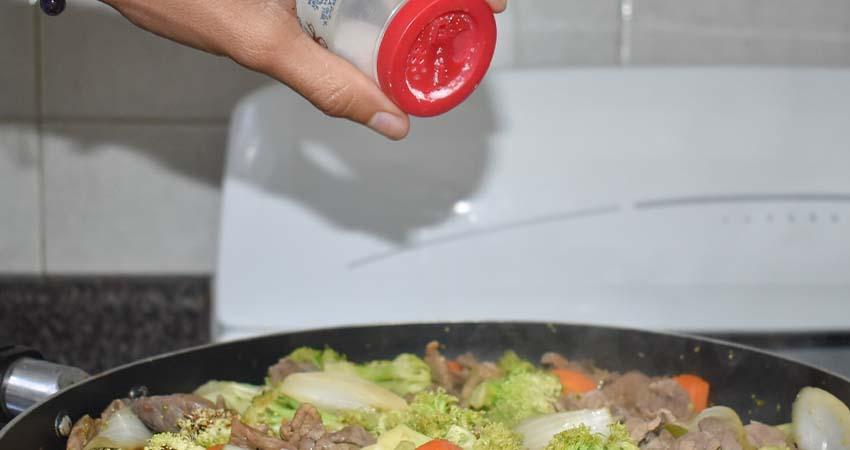 Llaman a la población a moderar el uso de sal de mesa