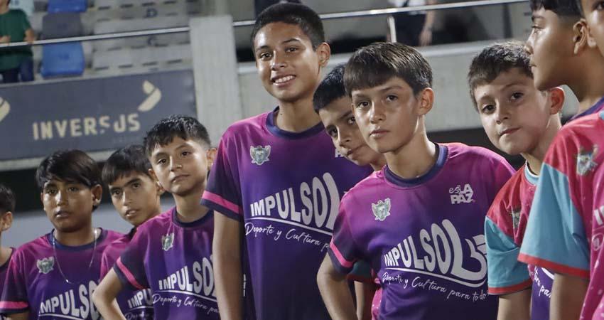 Miembros de Centros Impulso de fútbol asisten como invitados a partidos del Club Atlético La Paz