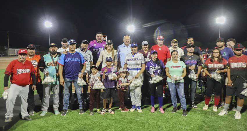 Inaugura la alcaldesa de La Paz rehabilitación del campo de béisbol en Los Planes