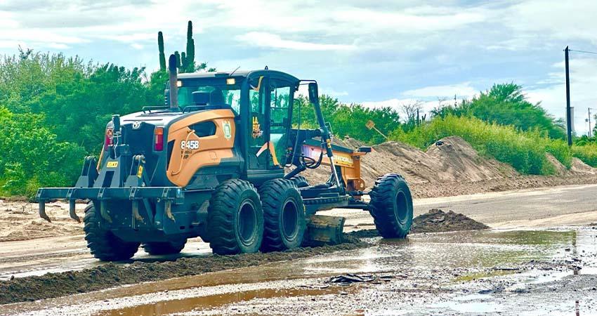 Servicios Públicos limpia vialidades principales tras acumulación de tierra