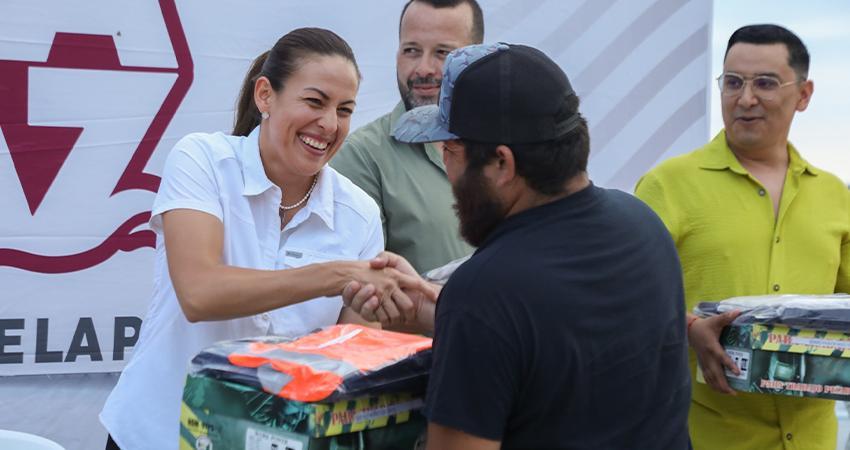 Entrega Milena Quiroga uniformes al personal de la Dirección de Sustentabilidad y Manejo de Residuos