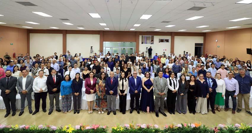 190 egresadas y egresados de la UABCS reciben sus títulos profesionales y grados académicos